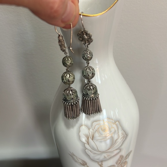 Silver vintage  beautifully detailed dangle earrings. - Picture 2 of 4